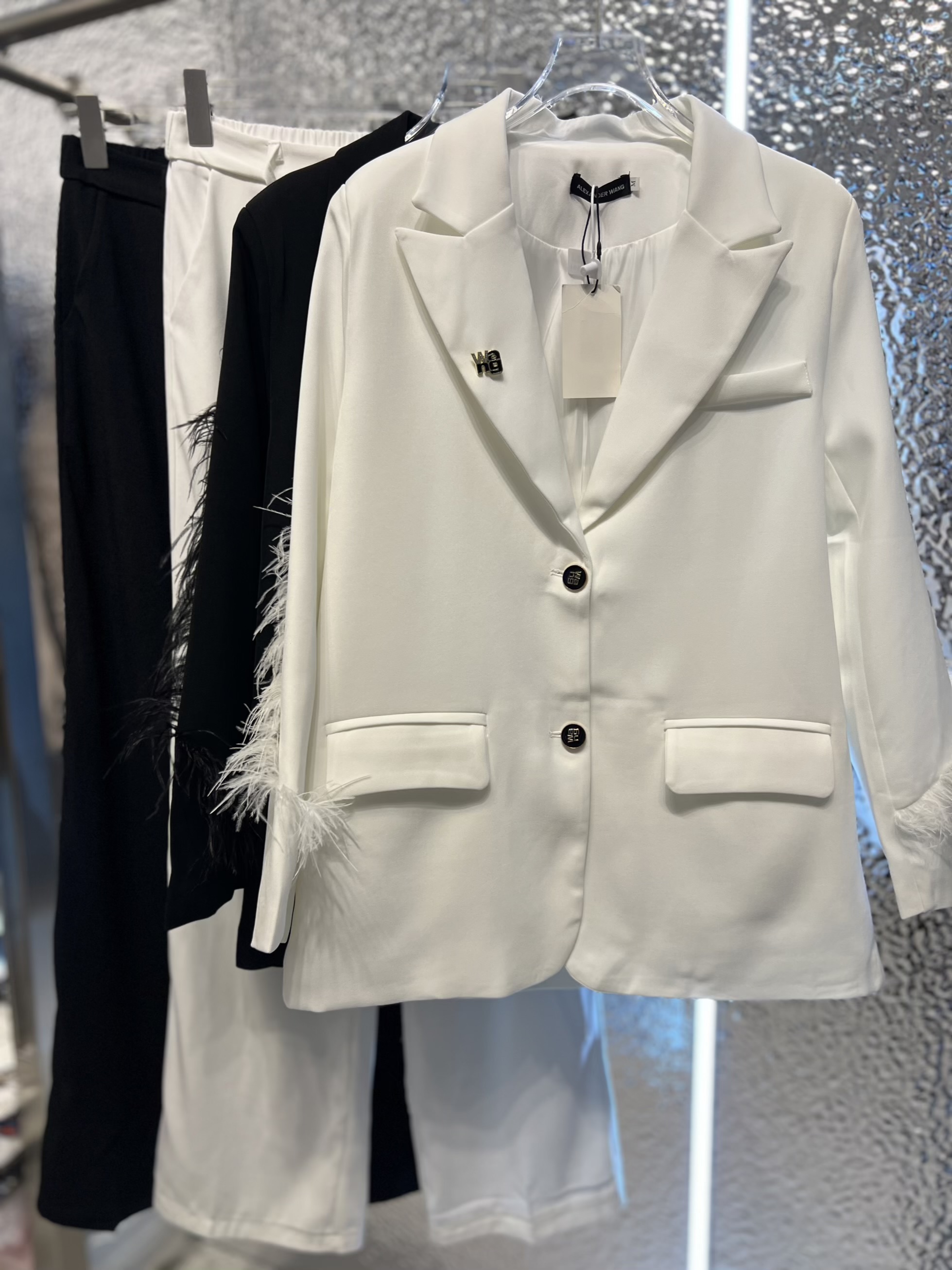 کت شلوار الکساندر ونگ ریش دار پک 6 عددی سفید مشکی 